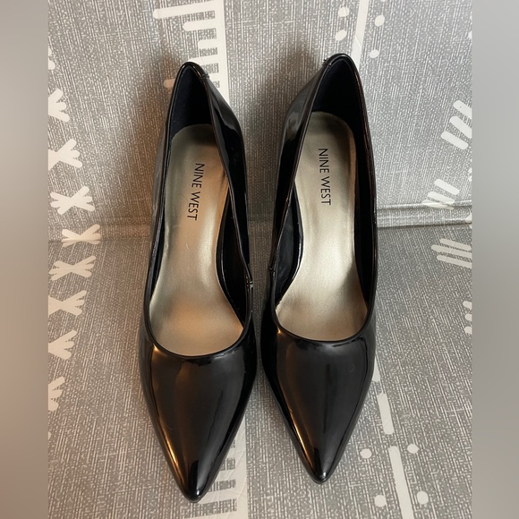 Size 7 nine west black pointed toe pumps - Picture 1 of 4